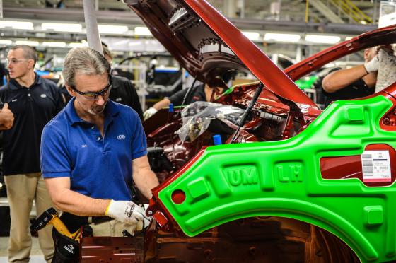 기아차 조지아공장의 한 현지 직원이 올뉴쏘렌토에 부품을 장착하는 모습/사진제공=KMMG