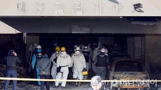 경찰과 소방당국, 전기·가스안전공사 등 관계기관으로 구성된 의정부 사고 합동 현장감식반이 12일 경기도 의정부 화재 현장에서 화재원인 등 파악을 위한 현장감식을 하고 있다. /사진=뉴스1