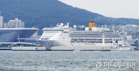 부산항에 크루즈 선박 3척이 동시 입항해 정박 중이다. /사진=뉴스1