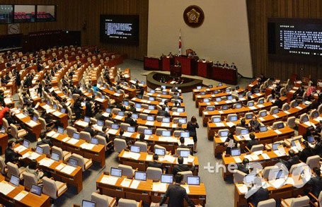 6일 오후 서울 여의도 국회 운영위원회 소회의실에서 열린 세월호 참사 희생자 배ㆍ보상 태스크포스(TF) 회의에서 새누리당 주호영, 새정치민주연합 백재현 정책위의장과 여야 간사들이 대화를 나누고 있다./사진=뉴스1