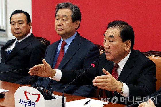 이재오 새누리당 의원이 14일 오전 서울 여의도 국회에서 열린 최고중진연석회의에서 박근혜 대통령 신년기자회견과 개헌 관련 발언을 하고 있다. 2015.1.14/뉴스1