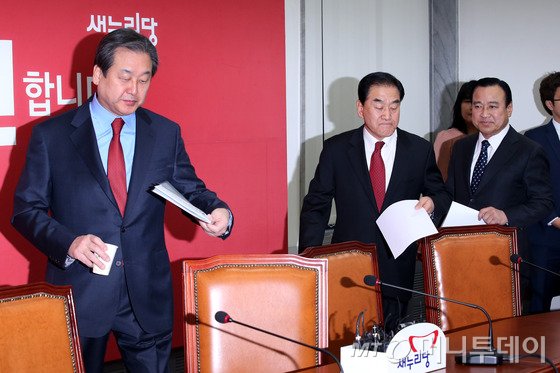 김무성 새누리당 대표와 이완구 원내대표, 이재오 의원이 14일 오전 서울 여의도 국회에서 열린 최고중진연석회의에 참석하고 있다. 2015.1.14/뉴스1