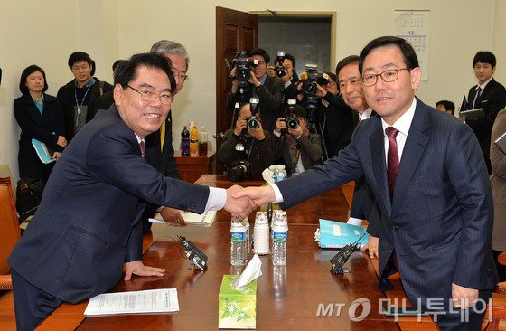 백재현 새정치민주연합 정책위의장(왼쪽)과 주호영 새누리당 정책위의장이 지난해 12월29일 서울 여의도 국회에서 열린 세월호배보상TF 회의에서 회의 시작 전 악수를 하고 있다./사진=뉴스1
