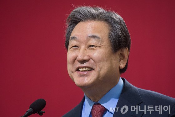 김무성 새누리당 대표가 14일 서울 여의도 국회 의원회관에서 신년 기자회견을 하고 있다. 2015.1.14/뉴스1
