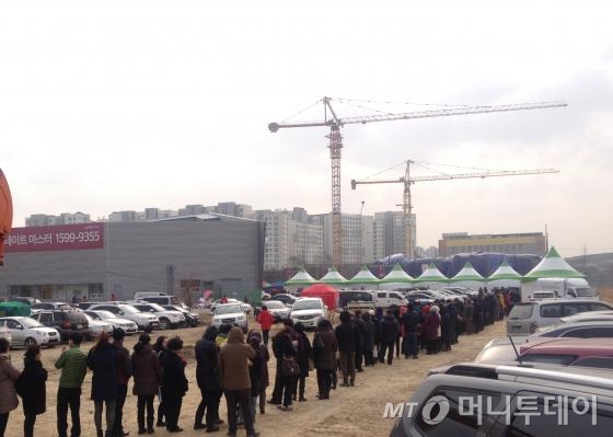 서울 강서구 마곡산업지구 내 현대엔지니어링이 공급하는 '힐스테이트마스터' 모델하우스에 방문객들이 몰리면서 도로변에도 차량이 주차돼 있었다. / 사진 = 이재윤 기자