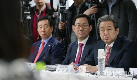 16일 오후 서울 강서구 육아종합지원센터 내 드림어린이집에서 열린 새누리당 안심보육 현장 정책 간담회에 참석한 김무성 대표가 학부모대표의 발언을 경청하고 있다. (사진공동취재단) 2015.1.16/뉴스1 <저작권자 ⓒ 뉴스1코리아, 무단전재 및 재배포 금지>