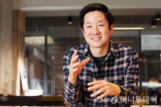 신정엽 SDL 디자인연구소 소장은 공간을 디자인할 때 '공유'를 강조한다. 그는 "사람이 모일 수 있는 공유 공간을 마련하는 것이 필수"라며 "우리나라는 공공기관이 주도해 바꿔나가야 한다"고 주장했다. /사진=이기범 기자