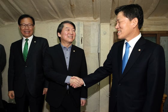 안철수 새정치민주연합 전 공동대표(가운데)와 주승용 최고위원 후보(오른쪽)가 18일 당대표-최고위원 후보 합동연설회에 앞서 전남 화순의 한 음식점에서 가진 기자간담회에 앞서 악수하고 있다./사진=뉴스1제공