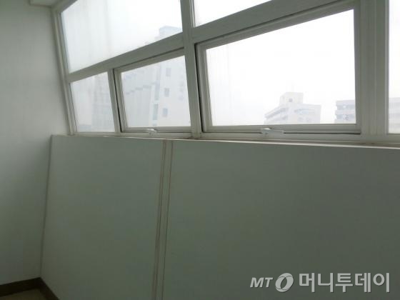 원룸 내부 창문. 화재 발생시 깨고 도움을 요청할 수 없는 구조다. /사진=진경진 기자