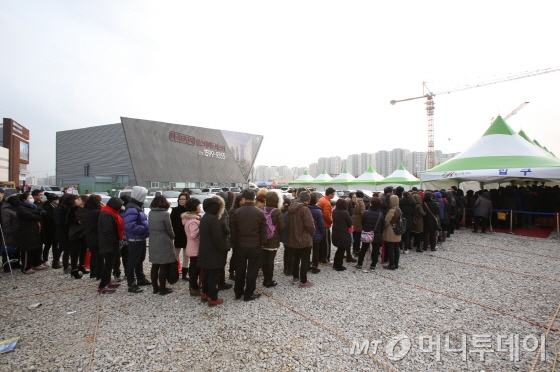 ‘마곡 13단지 힐스테이트 마스터’ 모델하우스를 찾은 방문객들이 내부 입장을 위해 줄을 서고 있다. / 사진제공=케이스퀘어피알