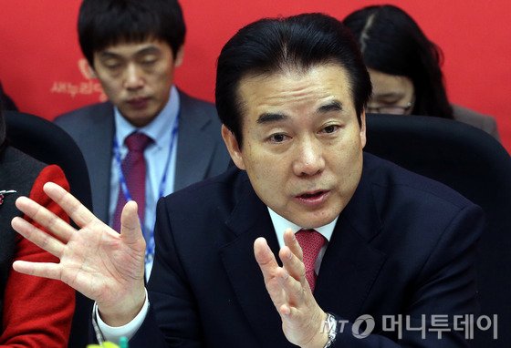 나성린 새누리당 정책위부의장이 19일 오전 서울 여의도 국회 정책위의장실에서 연말정산 환급액 축소 논란 관련 기자간담회를 하고 있다.2015.1.19/뉴스1  <저작권자 ⓒ 뉴스1코리아, 무단전재 및 재배포 금지>