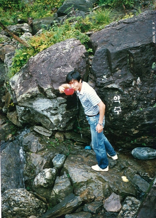 그 당시 고시생들이 그랬듯 이춘석 새정치민주연합 의원도 산속 절에 들어가 고시공부를 했다. 1987년 8월의 여름 날, 약수로 목을 축이고 있는 만 24세의 이춘석. 호리호리한 몸매에 크게 치켜 뜬 눈이 더 크게 보인다. /사진=이춘석 의원실