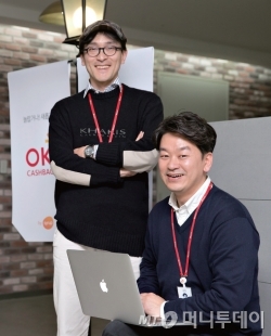 정태락 SK플래닛 UX디자인2그룹장(왼쪽)과 김용희 UX디자인3팀장