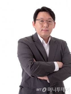 엔씨소프트 UX팀은 아이트래커를 이용해 블레이드 & 소울 게임에서 프로게이머와 일반 사용자의 시선을 확인하고 개선사항을 찾아냈다. 연구 결과, 프로선수(왼쪽)는 상대의 반응을 예측하기 위해 중앙전투영역에 집중하지만, 일반인(오른쪽)은 사용할 스킬영역에 더 집중하는 것으로 나타났다.