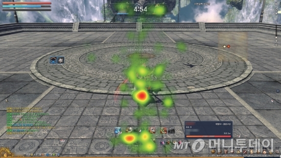 게임방처럼 구성된 유저테스트룸은 한쪽 면에 설치된 일방투명경을 통해 개발자가 사용자들을 관찰할 수 있게 꾸며져 있다.<br>