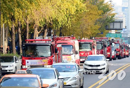 2014년 10월22일 오후 서울 성동구 마장동 축산물시장에서 광진소방서 소속 소방대원들이 소방차 길 터주기 훈련을 실시하고 있다./ 사진=뉴스1
