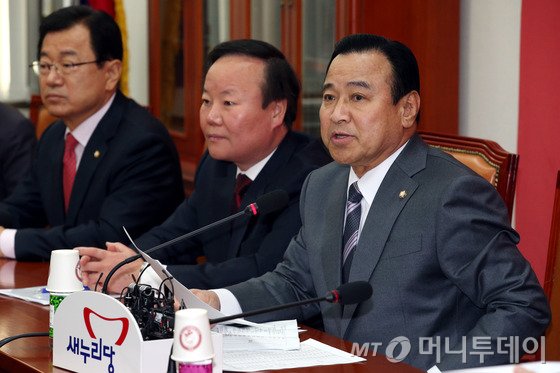 이완구 새누리당 원내대표가 20일 오전 서울 여의도 국회에서 열린 원내대책회의에서 모두발언을 하고 있다. 2015.1.20/뉴스1 <저작권자 ⓒ 뉴스1코리아, 무단전재 및 재배포 금지>