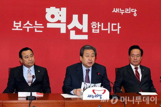 김무성 새누리당 대표가 21일 오전 서울 여의도 국회에서 열린 최고중진연석회의에서 연말정산 환급액 축소 논란 관련 발언을 하고 있다.2015.1.21/뉴스1 <저작권자 ⓒ 뉴스1코리아, 무단전재 및 재배포 금지>