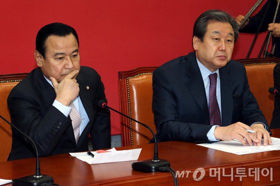 김무성 새누리당 대표와 이완구 원내대표가 21일 오전 서울 여의도 국회에서 열린 최고중진연석회의에서 생각에 잠겨있다.2015.1.21/뉴스1 <저작권자 ⓒ 뉴스1코리아, 무단전재 및 재배포 금지>