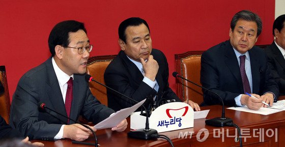 주호영 새누리당 정책위의장이 21일 오전 서울 여의도 국회에서 열린 최고중진연석회의에서 연말정산 축소 논란 관련 발언을 하고 있다.2015.1.21/뉴스1 <저작권자 ⓒ 뉴스1코리아, 무단전재 및 재배포 금지>