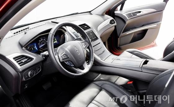 가운데 콘솔 디자인이나 계기반의 미래적인 디자인에 비해 우드 트림 마감재 등은 부자연스럽기도 하다./사진제공=링컨