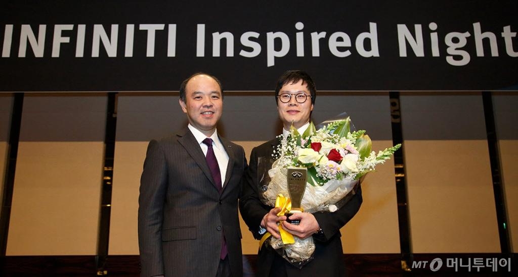 지난 12일 삼성동 그랜드 인터콘티넨탈 호텔 그랜드볼룸에서 열린  ‘2015 인피니티 우수 딜리 시상식’에서 박현종 팀장(오른쪽)이 전국 판매왕상을 받고 다케히코 기쿠치 인피니티코리아 대표와 기념사진을 찍고 있다. /사진=인피니티코리아 제공