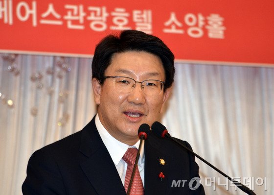 권성동 국회의원이 9일 강원 춘천시 베어스호텔에서 2015년 새누리당 강원도 신년인사회에 참석해 신년사를 전하고 있다. 2015.1.9./뉴스1 <저작권자 ⓒ 뉴스1코리아, 무단전재 및 재배포 금지>