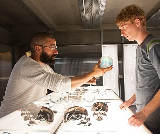 네이든이 젤 타입의 뇌를 칼렙에게 들어보이고 있다/사진=UPI KOREA