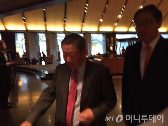 중국 국무원 왕양 부총리와 회동을 위해 24일 오전 신라호텔을 찾은 구본무 LG그룹 회장. /사진=김남이 기자