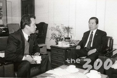 고 김대중 전 대통령(오른쪽)을 인터뷰하는 민병두 의원(당시 기자)/민병두 의원 제공