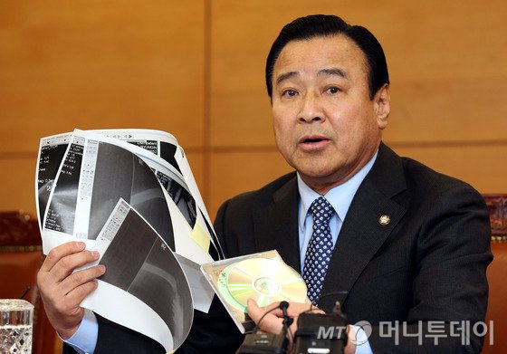 이완구 국무총리 후보자가 25일 오전 서울 종로구 통의동 금융감독원 연수원에 마련된 사무실에서 가진 취재진과의 간담회에서 차남의 병역문제와 관련해 엑스레이 (X-ray) 사진을 내 보이며 공개검증 입장을 밝히고 있다./ 사진=뉴스1