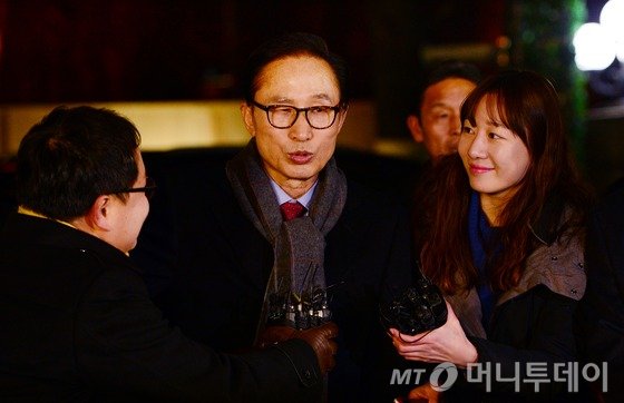 이명박 전 대통령이 18일 오후 서울 강남구 신사동의 한 식당에서 측근들과의 송년 만찬에 참석하며 취재진의 질문을 받고 있다.이날 만찬은 지난 2007년 제17대 대통령 당선일과 이 전 대통령의 생일이 겹치는 19일을 기념해 하루 앞서 축하하는 차원에서 마련됐다. 2014.12.18/뉴스1 <저작권자 ⓒ 뉴스1코리아, 무단전재 및 재배포 금지>