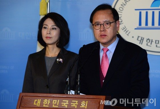 새누리당 아동학대근절특위 부위원장인 이명수 의원과 신의진 간사가 27일 오전 서울 여의도 국회 정론관에서 이날 열린 보건복지부, 여성가족부 등과의 아동학대 방지대책 관련 당정 협의회를 마친 뒤 결과 브리핑을 하고 있다. 사진=뉴스1.