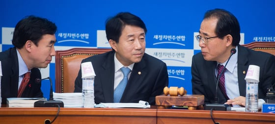김성곤 새정치민주연합 전당대회준비위원장(오른쪽)이 지난 26일 서울 여의도 국회 대표회의실에서 열린 전당대회준비위원회 전체회의에서 의원들과 대화하고 있다./사진=뉴스1제공