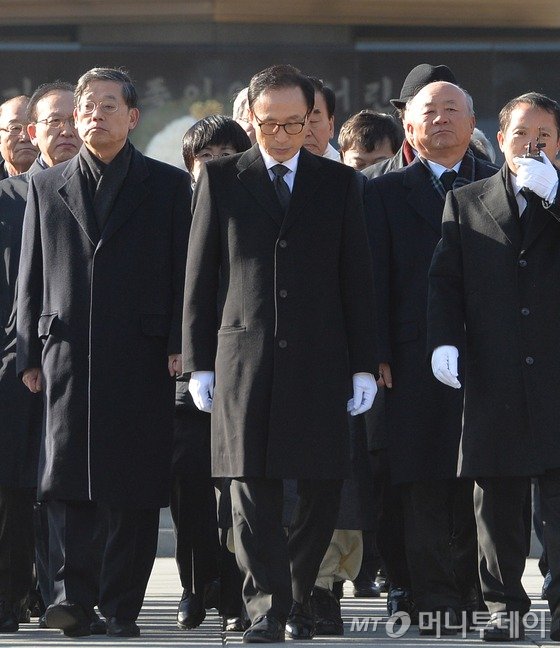 (서울=뉴스1) 김승섭 기자 이명박 전 대통령이 2일 자신의 페이스북에 4대강 가운데 하나인 북한강 자전거 도로에서 자전거를 타는 사진을 공개했다.  이 전 대통령이 탄 자전거는 삼천리자전거의 "첼로 크로노 70"(Cello Crono70)을 개조한 전기자전거로, 가격은 약 440만원 정도인 것으로 알려졌다.