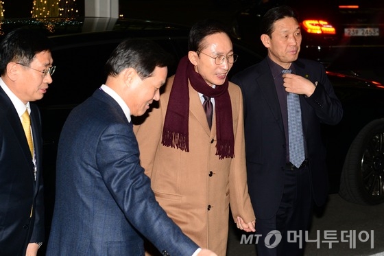 '사우디 산업개발포럼' 참석 차 사우디아라비아 방문에 나선 이명박 전 대통령이 12일 오후 인천국제공항 귀빈출국장에 들어서고 있다.한편 국회는 이날 본회의를 열고 '정부 및 공공기관 등의 해외자원개발 진상규명을 위한 국정조사' 실시계획서를 채택했다. 2015.1.12/뉴스1 <저작권자 © 뉴스1코리아, 무단전재 및 재배포 금지>