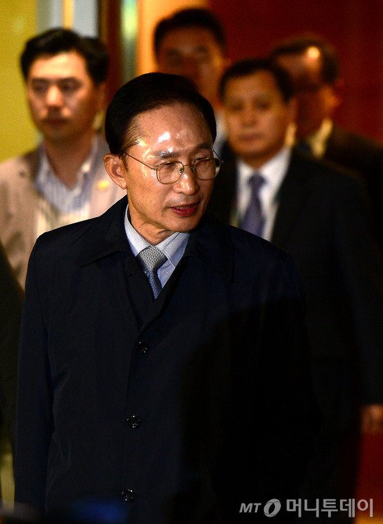 가족들과 사이판 여행을 마치고 귀국한 이명박 전 대통령이 30일 밤 인천국제공항 귀빈실을 통해 밖으로 나오고 있다./사진=뉴스1