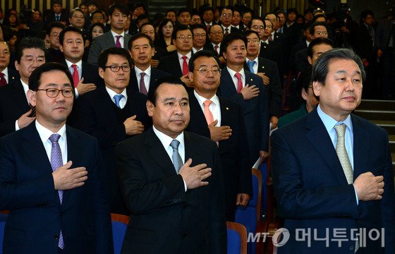 이완구 국무총리 후보자(가운데)가 2일 오전 서울 여의도 국회에서 열린 원내대표-정책위의장 선출을 위한 당 의원총에서 주호영 정책위의장 겸 원내대표 권한대행, 김무성 대표와 함께 국민의례를 하고 있다./ 사진=뉴스1