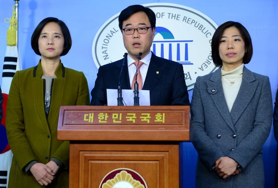 새정치민주연합 소속 초선·재선 의원들의 모임 '더 좋은 미래' 김기식 간사와 의원들이 2일 오전 서울 여의도 국회 정론관에서 부정청탁방지법안(소위 '김영란법') 원안 통과 요구 기자회견을 하고 있다. 이들은 "왜곡된 사실에 근거해 이 법을 후퇴시키려는 일련의 시도에 우려를 표한다"며 "2월 국회에서 법사위가 정무위 원안대로 처리해 줄 것을 강력히 요구한다"고 밝혔다. /사진=뉴스1