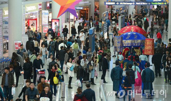 2월1일 오후 인천국제공항 여객터미널 면세구역이 출국을 앞두고 쇼핑을 하는 인파로 붐비고 있다. / 사진=뉴스1