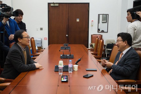 자원외교 국정조사특별위원회 여야 간사인 새누리당 권성동(오른쪽), 새정치민주연합 홍영표 의원이 22일 서울 여의도 국회 산업통상자원위원회 소회의실에서 기관보고 순서 및 증인채택에 대해 논의하고 있다. 2015.1.22/뉴스1 <저작권자 ⓒ 뉴스1코리아, 무단전재 및 재배포 금지>
