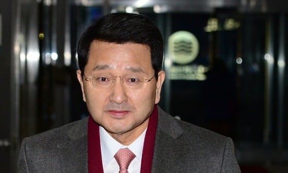 임기가 끝나 퇴임하는 신영철 대법관의 후임 대법관으로 내정된 박상옥 한국형사정책연구원장이 21일 오후 서울 서초구 우면동 한국형사정책연구원 사무실을 나서고 있다. 대법원은 양승태 대법원장이 박근혜 대통령에게 신임 대법관 후보로 박 원장을 임명 제청했다고 밝혔다. 검찰 출신인 박 후보자는 서울대를 졸업하고 1984년 서울지검 검사로 법복을 입은 뒤 대검찰청 범죄정보관리과장 및 공판송무부장, 서울북부지검장, 의정부지검장 등을 역임했다. 2015.1.21/사진=뉴스1