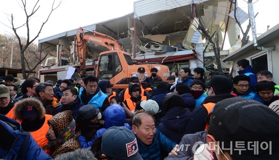 6일 서울 강남구 개포동 구룡마을 주민자치회관에서 구청, 용역업체 직원들과 주민들이 몸싸움을 하고 있다. / 사진제공 = 뉴스1