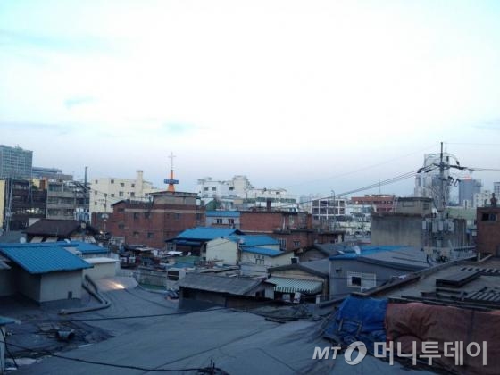 세운상가 주변 노후 건축물 전경.