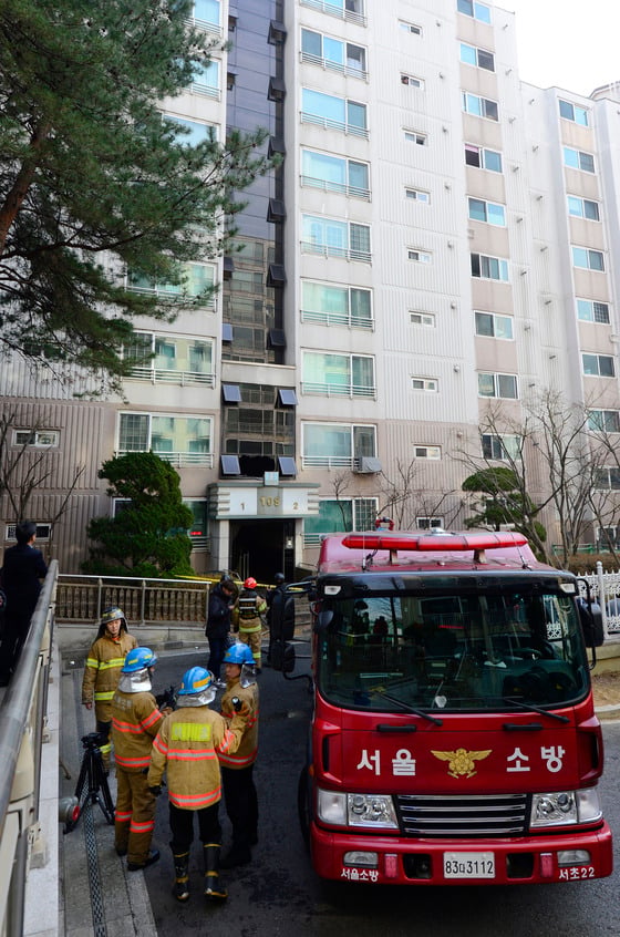 서초구 방배동의 한 10층 아파트 1층에서 화재가 발생한 지난 3일 오후 진화를 마친 소방대원들이 화재원인을 조사하고 있다./사진=뉴스1