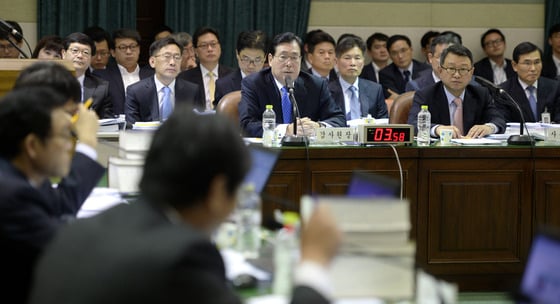 황찬현 감사원장이 지난해 10월 서울 종로구 감사원에서 열린 국회 법제사법위원회 국정감사에서 의원들의 질의에 답하고 있다. 2014.10.15/사진=뉴스1