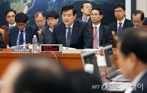 지난해 12월24일 서울 여의도 국회에서 열린 국토교통위원회 전체회의에서 서승환 국토교통부 장관이 의원들의 질의에 답하고 있다./사진=뉴스1