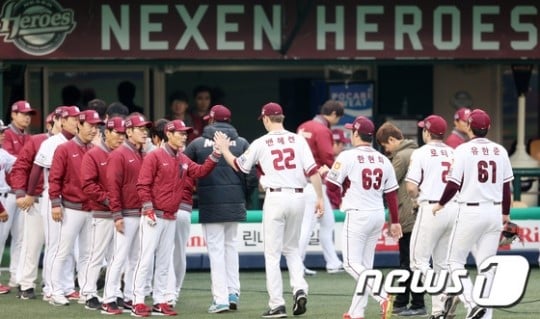 지난 시즌 염경엽 감독을 비롯한 넥센 코칭스태프와 선수들. /사진=뉴스1