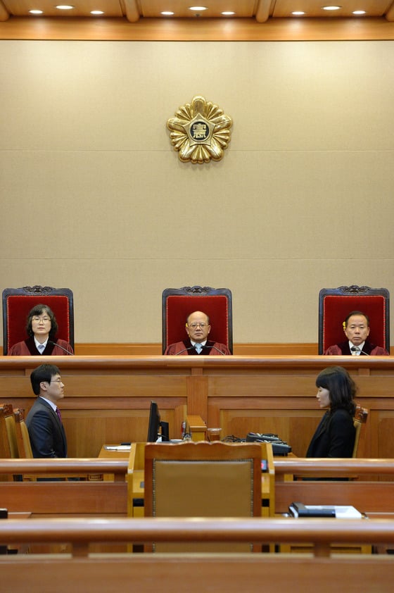 박한철 헌법재판소장과 헌법재판관들이 2014년 채무자 회생 및 파산에 관한 위헌제청 등 6월 심판사건 선고를 위해 지난해 6월26일 서울 종로구 재동 헌법재판소 대심판정에 자리하고 있다. 2014.6.26/사진=뉴스1