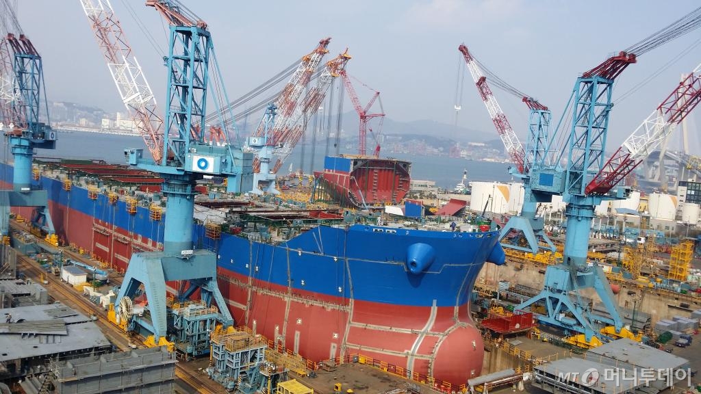 지난 11일 부산 영도의 한진중공업 조선소 3번, 4번 도크에서 터키 선주사에서 수주받은 벌크선 조립 작업이 한창이다. 도크에서 작업이 이뤄지는 것은 2010년 한진중공업 사태 이후 처음이다. /사진 =양영권 기자